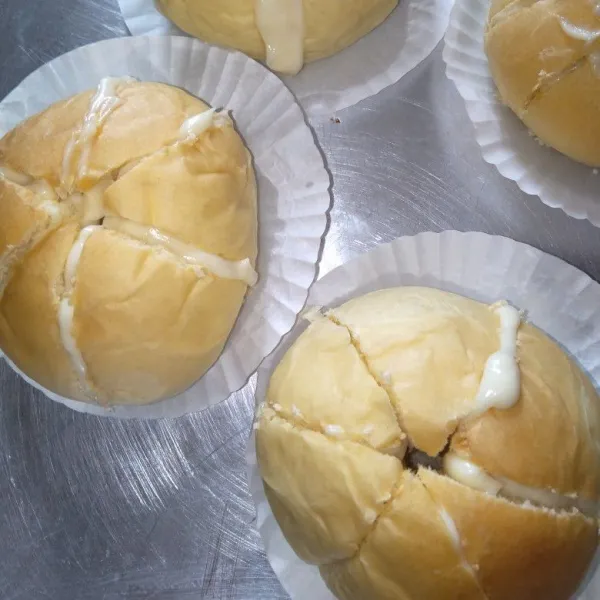 Potong roti menjadi 6 garis (jangan sampai putus ke bawah roti), kemudian semprotkan bahan filling kebagian yang dipotong (seperti gambar).