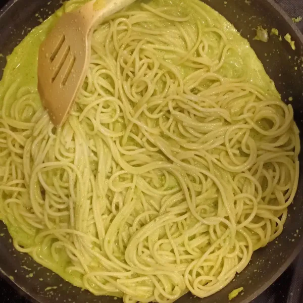 Masukkan Spaghetti dan aduk. Tunggu sampai kuah agak sedikit surut dan mengental. Masukkan lada hitam yang sudah dihaluskan sesuai selera dan garam sesuai selera, lalu angkat