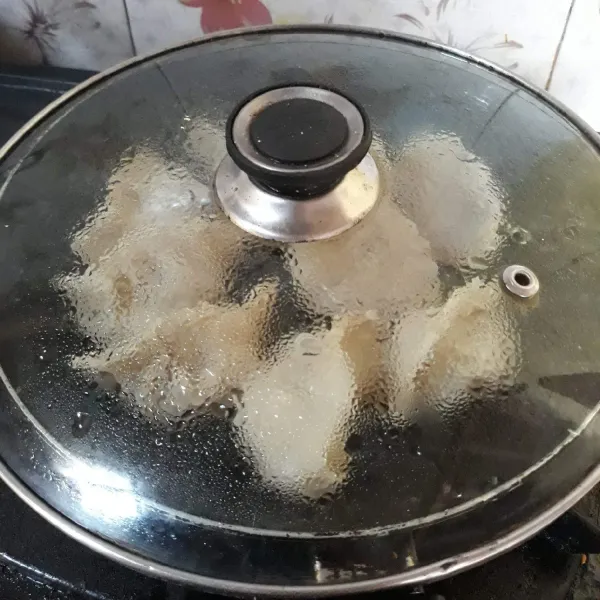 Tambahkan sedikit air, kurang lebih 1/4 tinggi gyoza. Tutup dan rebus hingga matang.