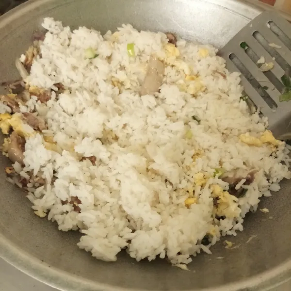 Terakhir masukkan nasi, garam, kaldu bubuk dan merica bubuk, aduk rata, masak sampai matang, test rasa