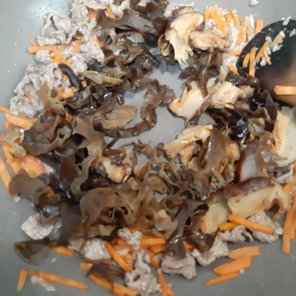 Tambahkan jamur shitake dan jamur kuping, aduk sampai rata.