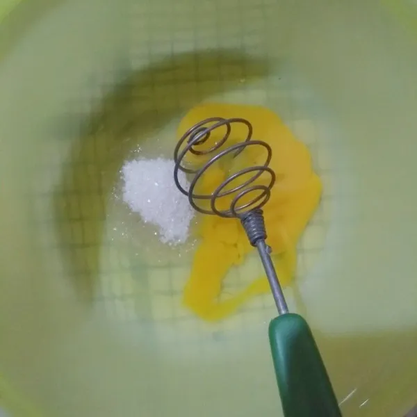 Masukkan telur dan gula pasir kedalam wadah kemudian kocok hingga gula pasir larut.