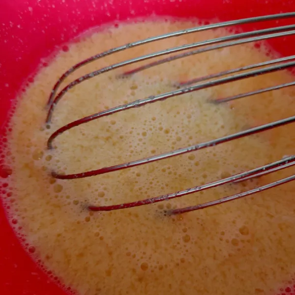 Kocok telur dengan ballonwhisk selama 2 menit. Susu dipanaskan kembali sampai mendidih kemudian tuangkan ke dalam kocokan telur, aduk sampai tercampur rata.