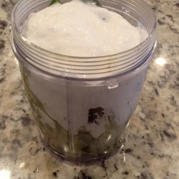 Blender 3siung bawang putih, daun ketumbar, cabe poblanos/paprika ijo dan cream cheese/ sour cream cheese sampai halus