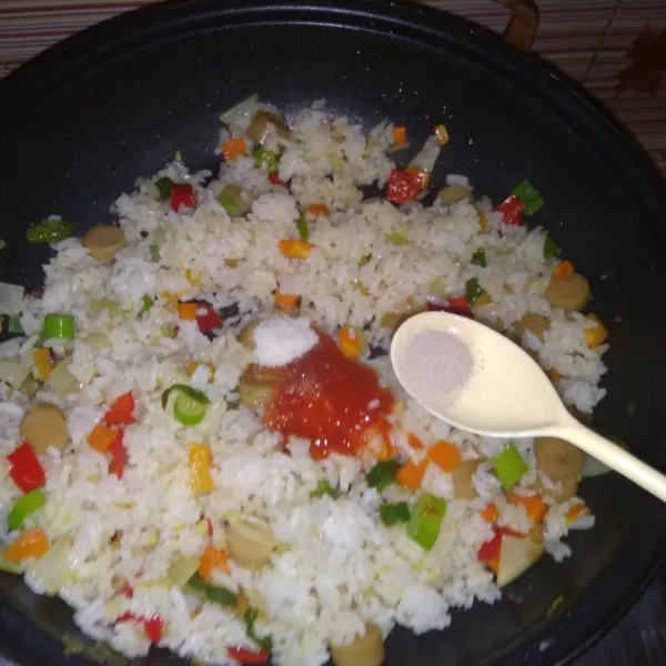 Tambahkan garam, saus tomat dan merica bubuk, aduk hingga rata sampai matang.
