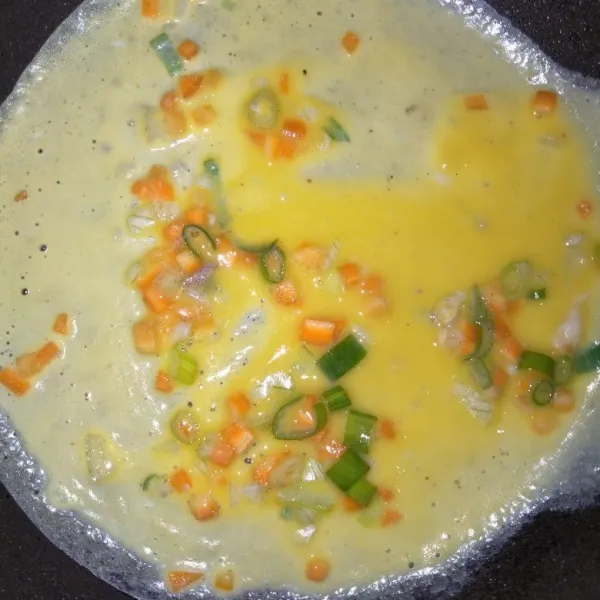 Olesi teflon dengan minyak secukupnya, kemudian panaskan dengan api sedang. Tuang adonan tamagoyaki secukupnya.