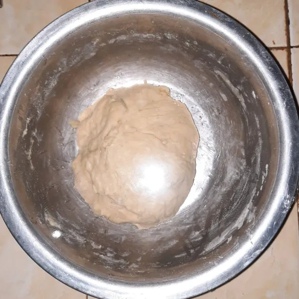 Masukkan tepung terigu, uleni hingga kalis.
