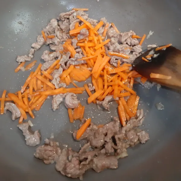 Tambahkan wortel, aduk rata sampai wortel sedikit layu.