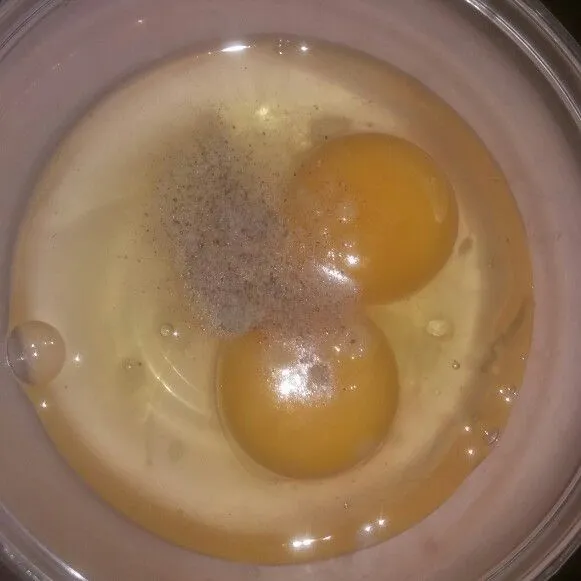 Siapkan 2 butir telur, bubuhkan garam dan gula secukupnya. Lalu kocok lepas.