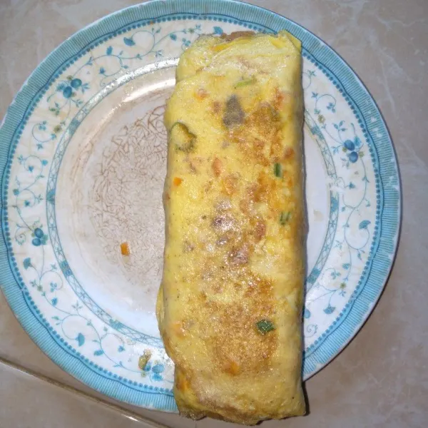 Masak dan gulung terus hingga adonan habis.