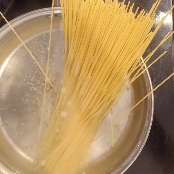 Rebus spaghetti dalam air yang sudah diberi garam sampai al dente (±10menit) lalu tiriskan