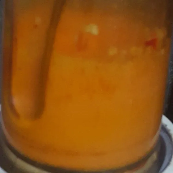 Haluskan  bumbu b.merah,b.putih,cabe merah ,kemiri dan kunyit.