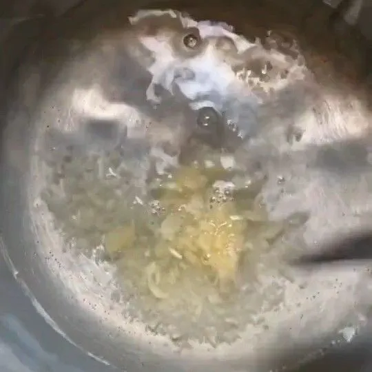Tuang air kedalam panci, tambahkan bawang putih yang sudah dihaluskan, kemudian rebus sampai mendidih.