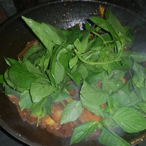 Setelah air menyusut ,tambahkan daun kemangi yg sudah di cuci bersih ,aduk sebentar dan matikan api,rica rica mentok siap di sajikan.