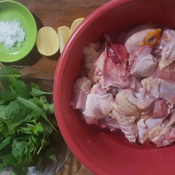 Siapkan bebek yang sudah di potong dan sdh di cuci bersih,kemudian peraskan 1 buah lemon gan garam aduk rata ,diamkan 10 menit ,untuk menghilangkan amis.