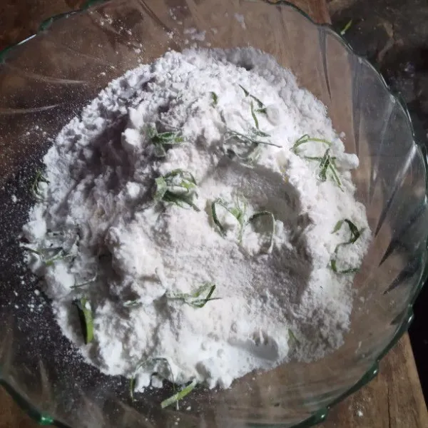 Siapkan wadah masukkan tepung beras, tepung pati, daun jeruk yang sudah diiris halus bawang dan kencur yang sudah di ulek halus garam kaldu bubuk.