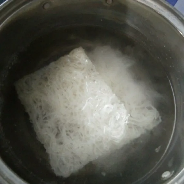 Rebus bihun hingga setengah matang, angkat dan tiriskan.