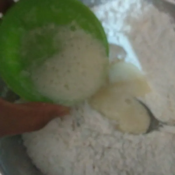 Campur semua tepung,garam dn kaldu jamur,tambahkan bwang yang sudah dihaluskan.