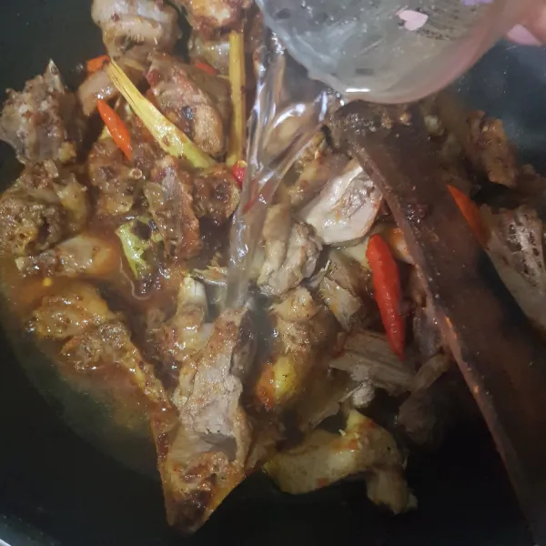 Masukkan bebek yang sudah di rebus,dan tambahkan garam,lada,penyedap rasa,gula,dan kecap,beri air secukupnya masak hingga air menyusut.