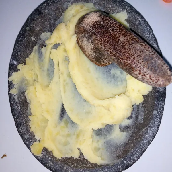 Kupas kentang. Potong-potong. Rebus/kukus sampai matang. Kemudian ulek sampai halus.