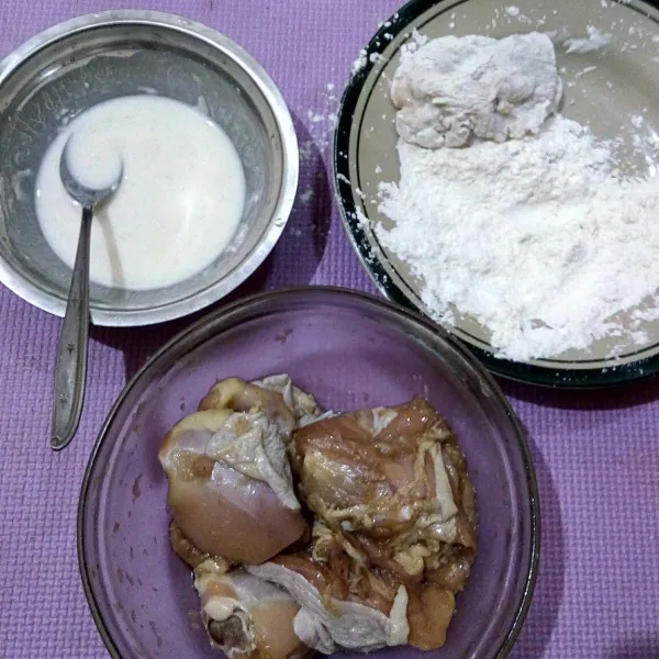 Siapkan bahan, gulingkan ayam pada tepung kering kemudian tepung basah kemudian tepung kering lagi.