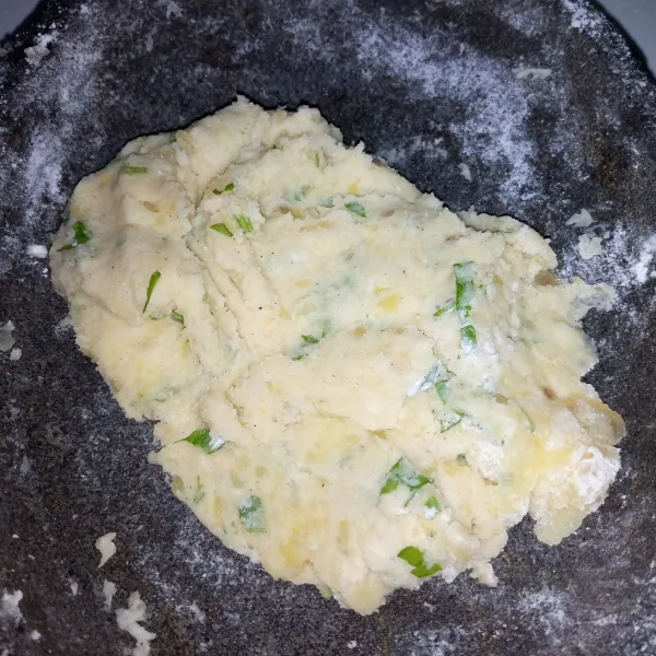 Campur kentang bersama bahan adonan lainnya. Uleni sampai tercampur rata.