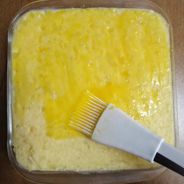 Tutup dengan adonan kentang lagi. Ratakan. Olesi permukaannya dengan kuning telur.