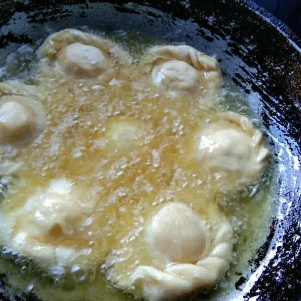 Goreng pastel hingga matang kecokelatan.