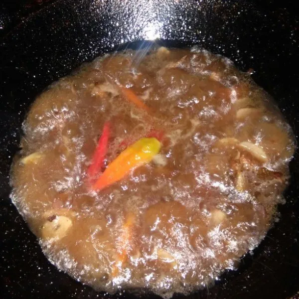 Masukkan air asam jawa, cabe rawit utuh lalu beri air secukupnya,masak sampai mendidih. Koreksi rasa.Hati hati menambahkan garam karna ikannya sudah asin.