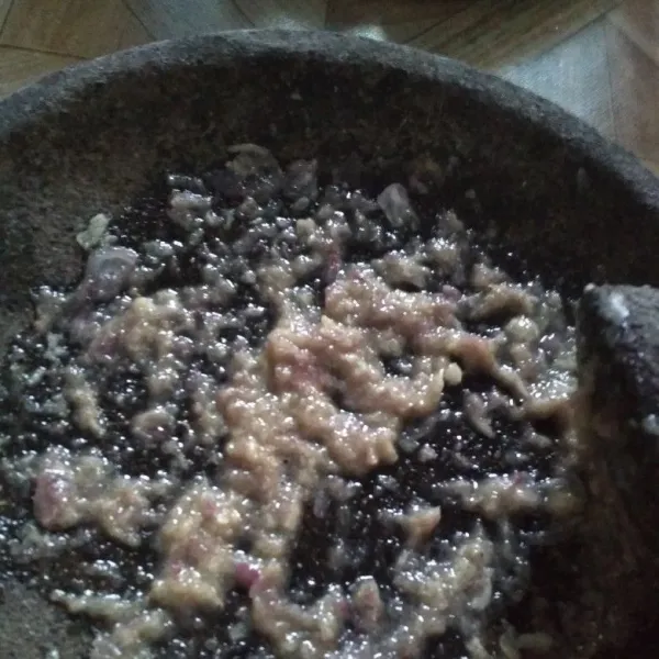 Haluskan bumbu dengan cara diuleg.