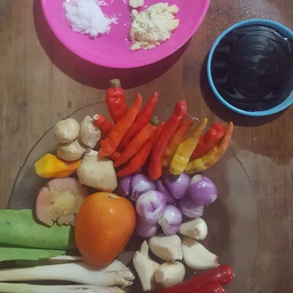 Siapkan bumbu,geprek serei,jahe,dan lengkuas.