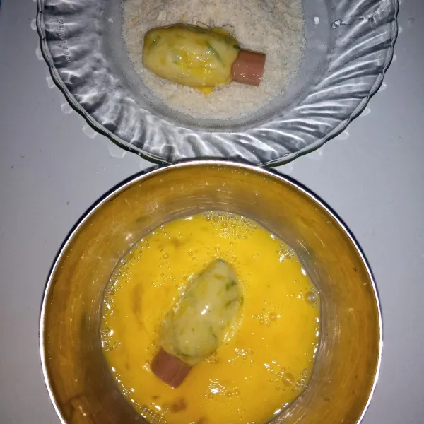 Balur dengan telur. Kemudian gulingkan pada tepung roti.