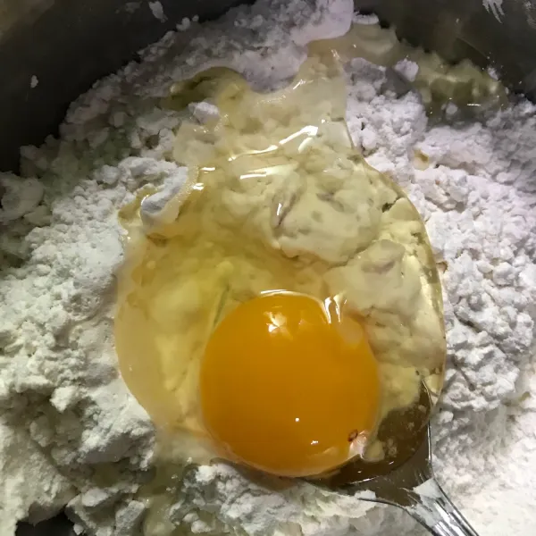 Masukkan telur dan daun bawang aduk rata tambahkan kecap asin.