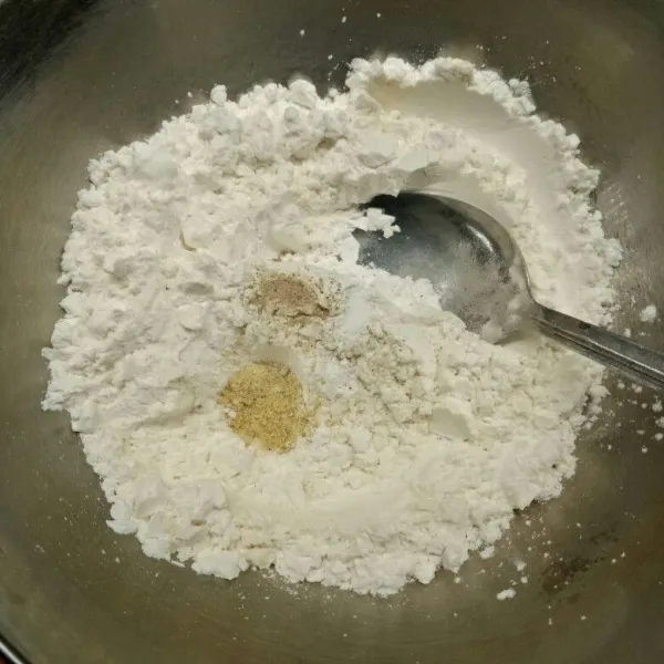 Campur tepung tapioka, garam, merica bubuk dan kaldu bubuk.