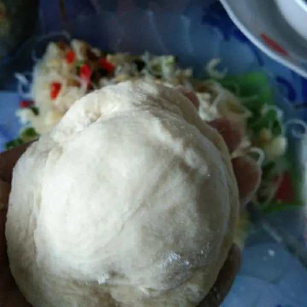 Tutup adonan kemudian bulatkan kembali, pipihkan bagian sisinya, selanjutnya pilin/lipat kecil kecil semua bagian sisi kulitnya.