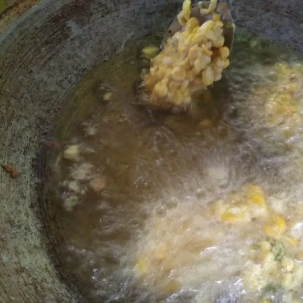 Panaskan minyak goreng di atas wajan, ambil 1 sendok adonan, lalu goreng ke dalam minyak panas hingga kecoklatan. Angkat dan tiriskan. Ampal jagung siap disajikan untuk snacknya anak-anak.
