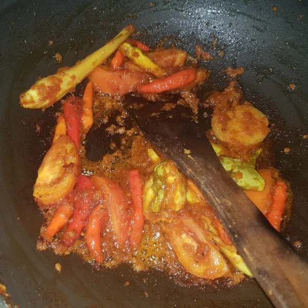 Tumis bumbu yang telah dihaluskan,tambahkan serei ,jahe,lengkuas,d daun salam,tumis sampai wangi ,tambahkan cabai rawit dan irisan tomat.