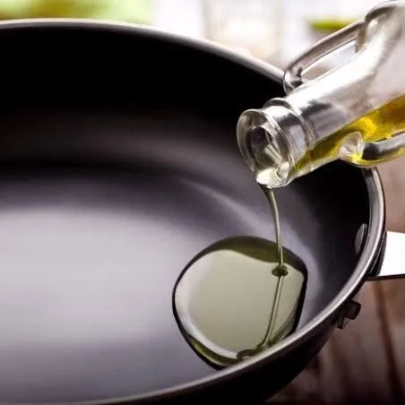Siapkan potongan cabai rawit, cincang bawang putih, dan iris bawang bombay. Panaskan olive oil, tumis hingga setengah matang dan wangi