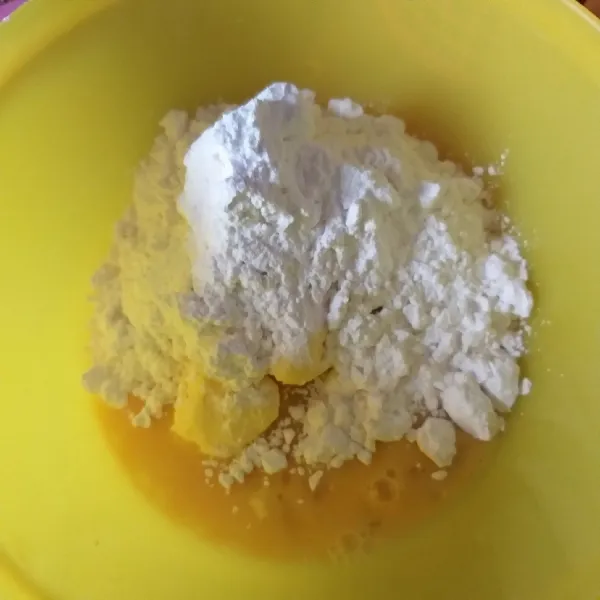 Masukkan tepung, margarin, dan bumbu-bumbu.