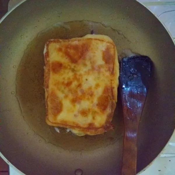 Goreng martabak telur hingga matang.