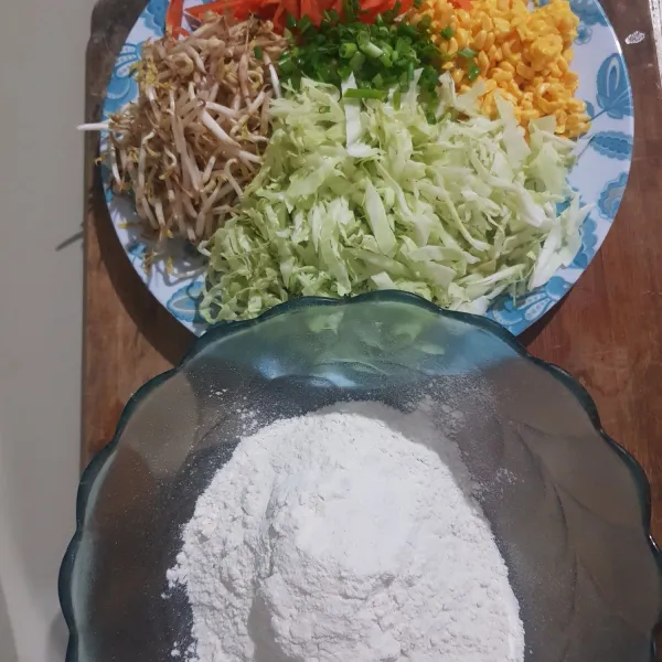 Siapkan sayur dan jagung ,cuci bersih dan potong potong.
