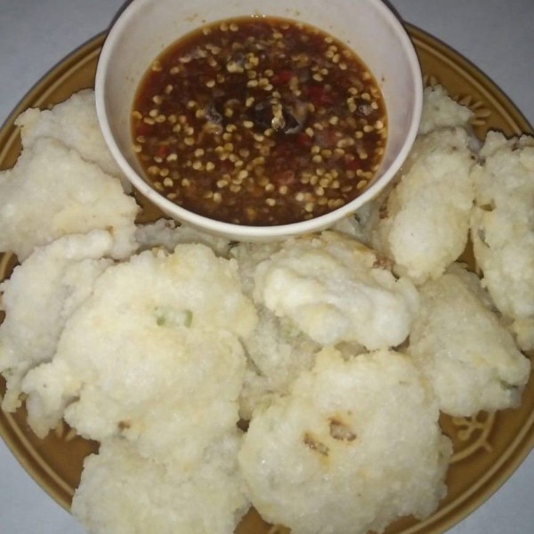 Cara membuat sambal : haluskan cabai, bawang putih dan garam, tambahkan asam jawa dan gula merah, ulek hingga halus dan rata, tambahkan sedikit air. Siap disajikan bersama cireng crispy.