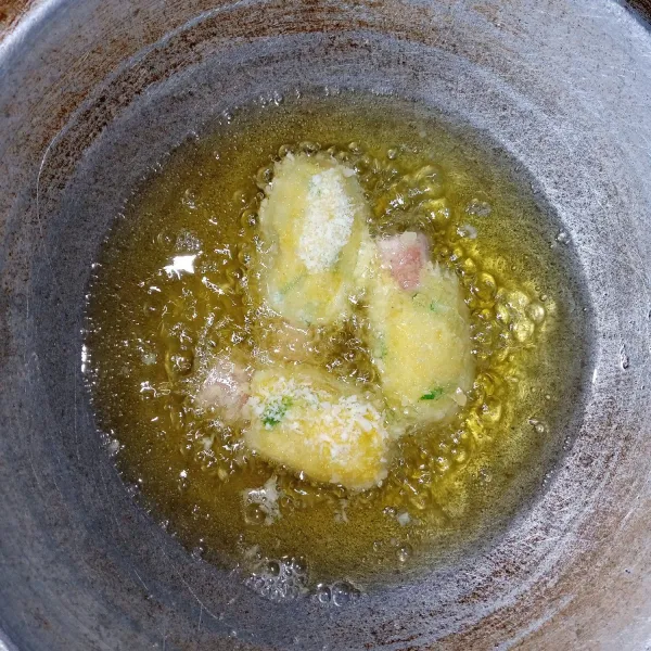 Goreng diminyak panas dengan api sedang sampai matang. Angkat,tiriskan dan sajikan bersama saos sambal/tomat.