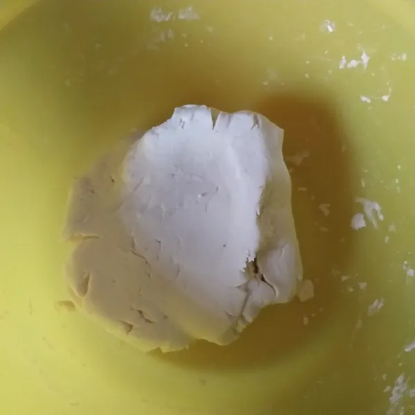 Aduk rata, tambahkan air sedikit demi sedikit, dan uleni tepung hingga kalis.