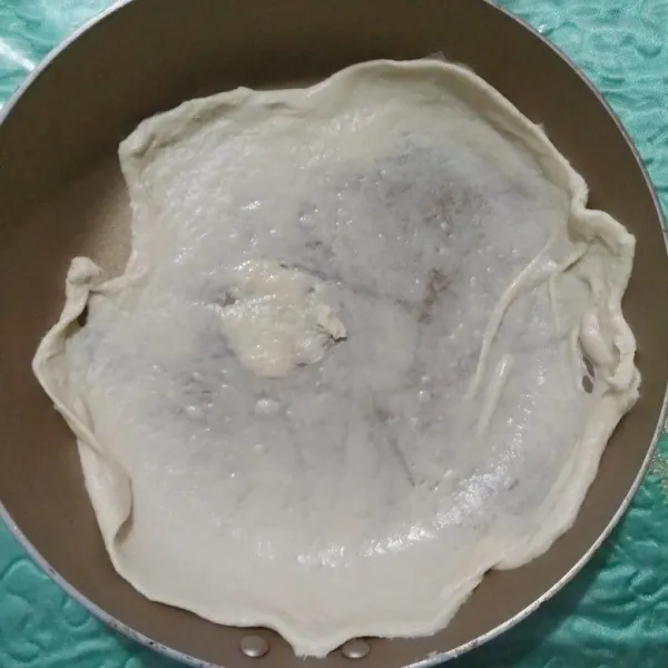 Pipihkan kulit martabak diatas teflon.