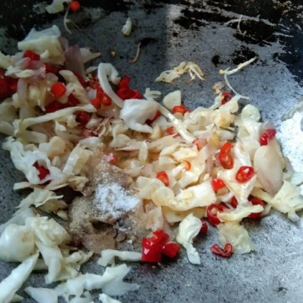Siapkan wajan, tumis bawang merah, bawang putih dan cabe merah keriting hingga harum, tambahkan irosan kol, aduk rata, beri garam, kaldu jamur dan merica bubuk, aduk rata.