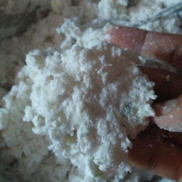 Aduk-aduk asal saja dengan endok/spatula, jangan sampai kalis. Ambil secukupnya adonan, kepal-kepal pipihkan,biarkan kasar agar krispi. Panaskan minyak, goreng cireng hingga matang.