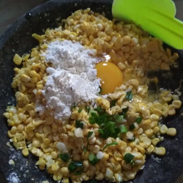 Tambahkan telur, tepung dan daun bawang, lalu aduk hingga semua tercampur rata.