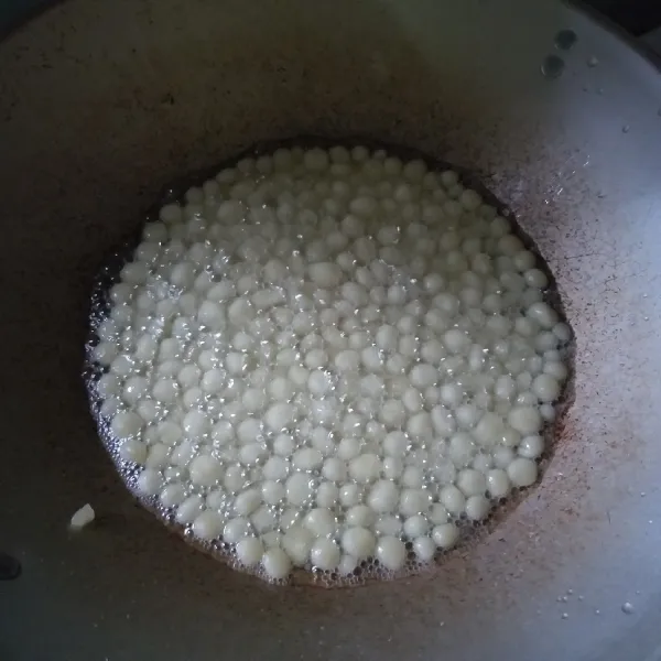 Siapkan minyak, masukan adonan saat minyak masih dingin, lalu nyalakan api kecil, aduk hingga adonan matang sempurna dan garing, tiriskan.