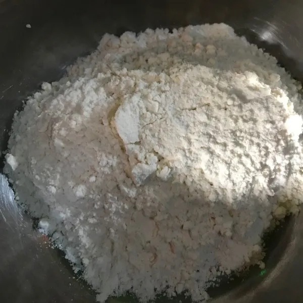 Siapkan tepung, garam, kaldu bubu dan lada bubuk lalu aduk rata.